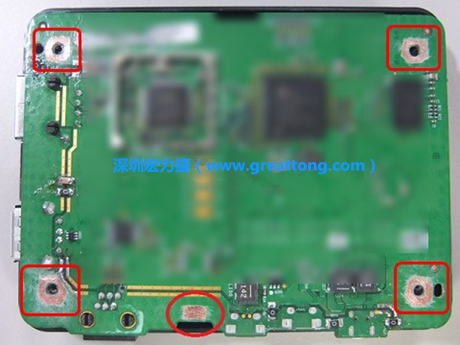 手動(dòng)去綠漆。使用傳統(tǒng)的刀片去除綠漆后的效果。